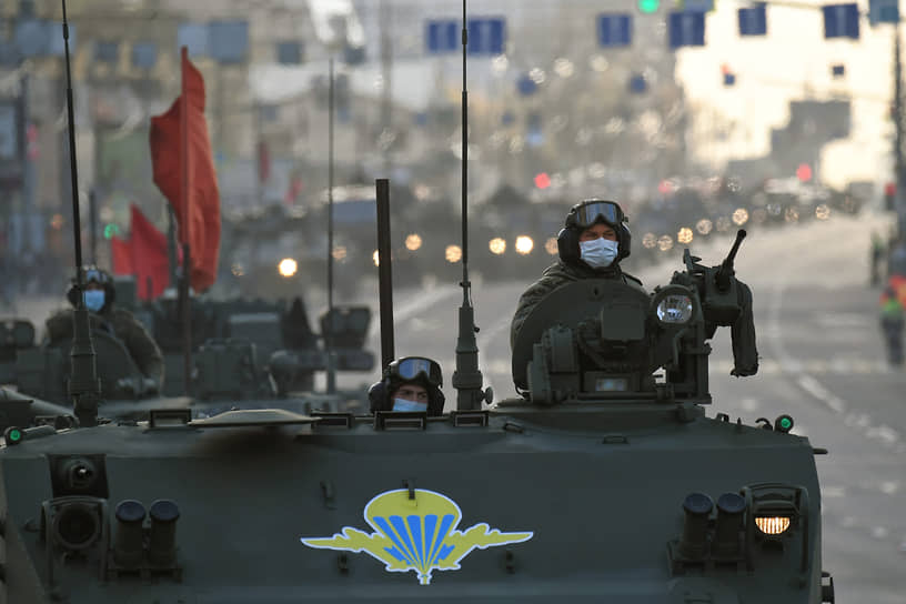 Проезд военной техники по улицам Москвы