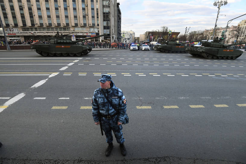 Проезд военной техники по улицам Москвы
