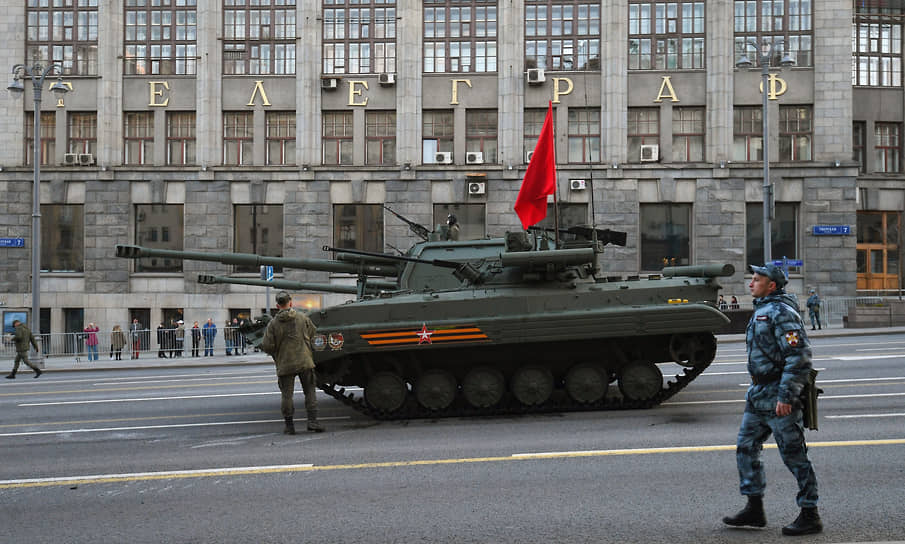 Проезд военной техники по улицам Москвы