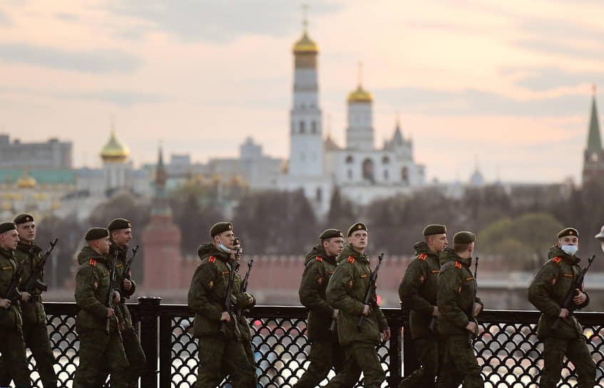 Военнослужащие перед репетицией 