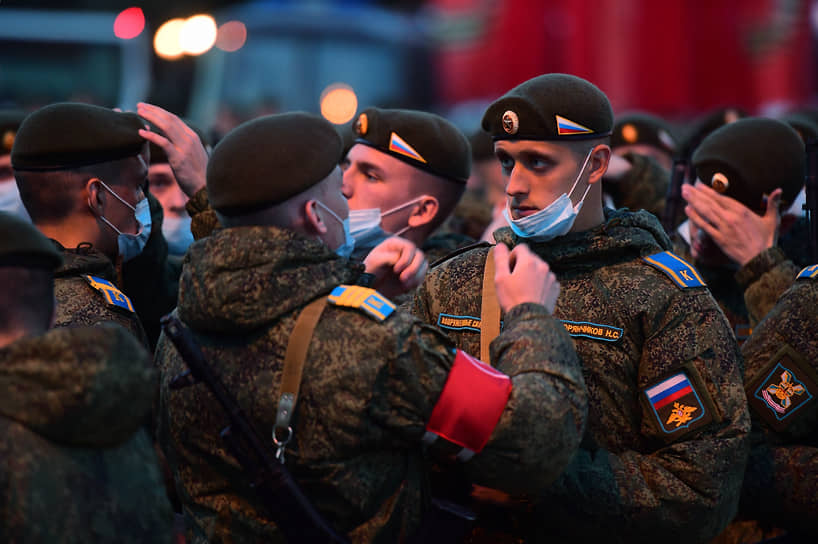 Военнослужащие во время репетиции парады Победы