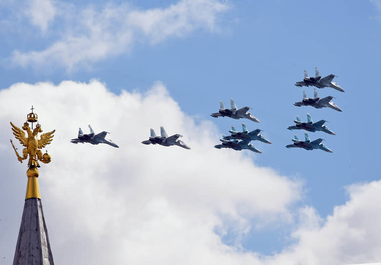 Строй «тактическое крыло» из истребителей Су-30СМ, Су-35С и бомбардировщиков Су-34 во время репетиции