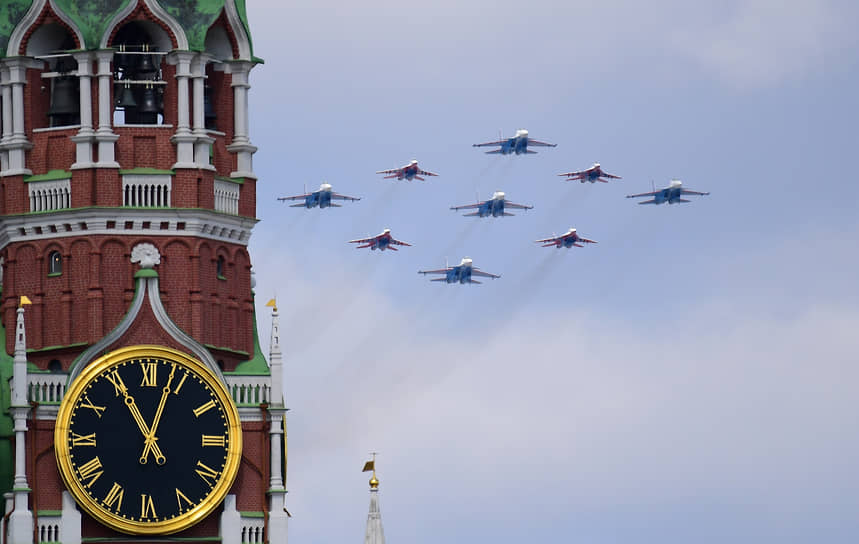 Военные самолеты в небе над Москвой