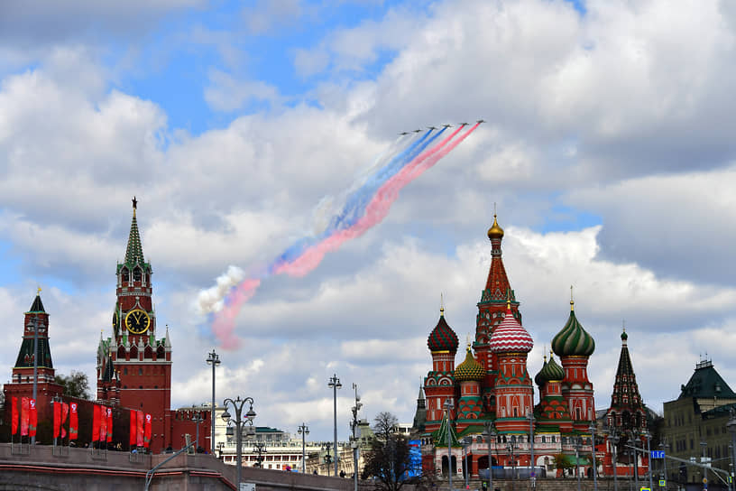 Самолеты-штурмовики Су-25БМ во время репетиции