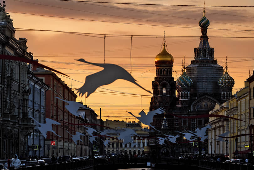 Санкт-Петербург. Храм Спаса на Крови и декорации над каналом Грибоедова 