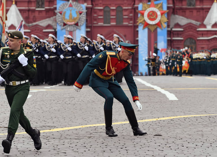 Москва. Военнослужащие во время парада Победы