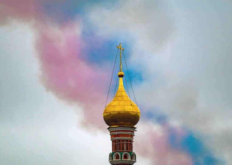 Москва. Триколор в небе в завершении парада Победы
