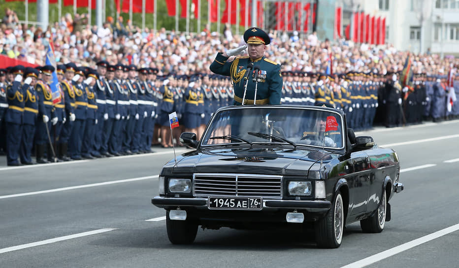 Самара. Командующий 2-й гвардейской армии, генерал-майор Андрей Колотовкин на параде Победы