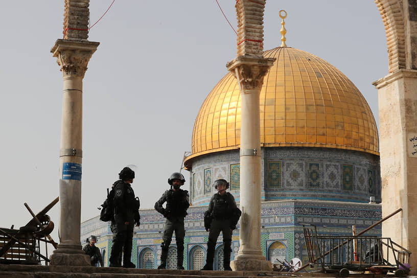 Агентство Wafa сообщило, что израильская полиция стянула крупные силы в район мечети аль-Акса, разместила снайперов в ее дворах