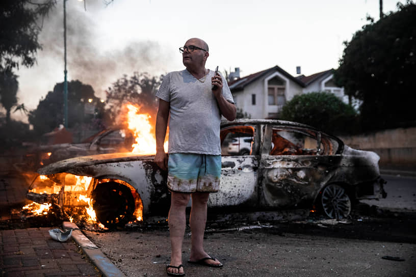 Сожженная во время беспорядков машина в израильском Лоде 