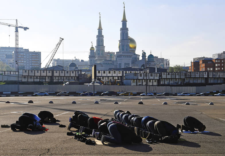 Москва, Россия. Верующие мусульмане во время намаза у Московской соборной мечети