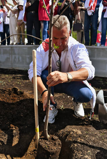 Адвокат Павел Астахов во время посадки деревьев на территории фабрики «Мануфактуры Bosco»  