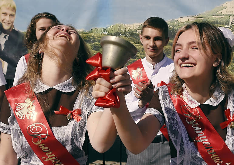 Алушта, Россия. Выпускники средней школы №2 в Крыму 