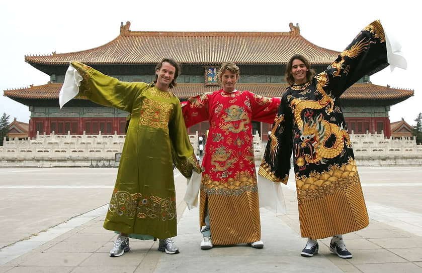 Надаль наиболее успешно выступает на грунтовых кортах, на которых выиграл более 60 турниров, за что его прозвали «Королем грунта»&lt;br>
На фото слева направо: испанские теннисисты Карлос Мойя, Хуан Карлос Ферреро и Рафаэль Надаль на турнире в Китае