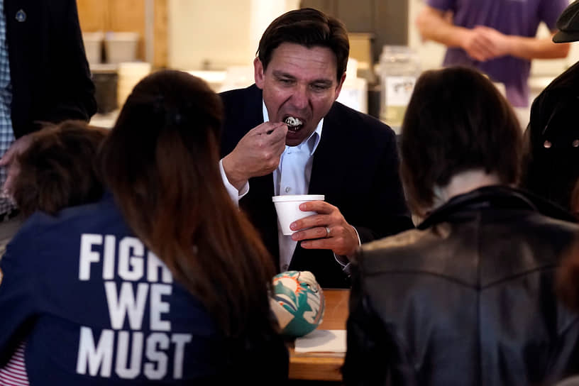 Кандидат в президенты от республиканцев, губернатор Флориды Рон Десантис ест мороженое со своей семьей во время предвыборной остановки Эппинга, 2023 год