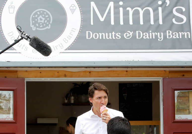 Премьер-министр Канады Джастин Трюдо ест мороженое из закусочной в Оттаве, 2022 год