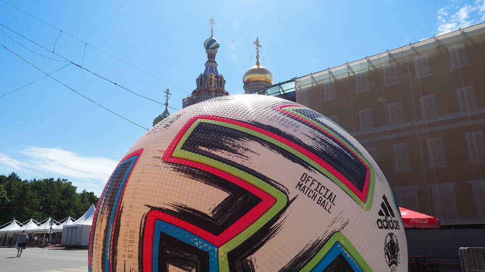 Большой макет официального мяча EURO 2020