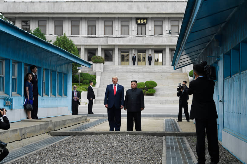 Находясь на посту президента, Дональд Трамп предпринял попытку решить проблему денуклеаризации Северной Кореи, проведя несколько встреч с северокорейским лидером Ким Чен Ыном