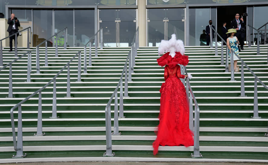 Аскот, Великобритания. Посетительница конного турнира Royal Ascot