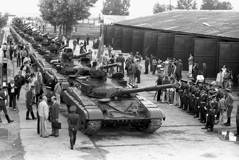 В Венгрии находились две танковые и две мотострелковые дивизии — 708 танков, 181 БМП, 86 БТР, более 360 орудий и минометов, а также 3 тыс. автомобилей

