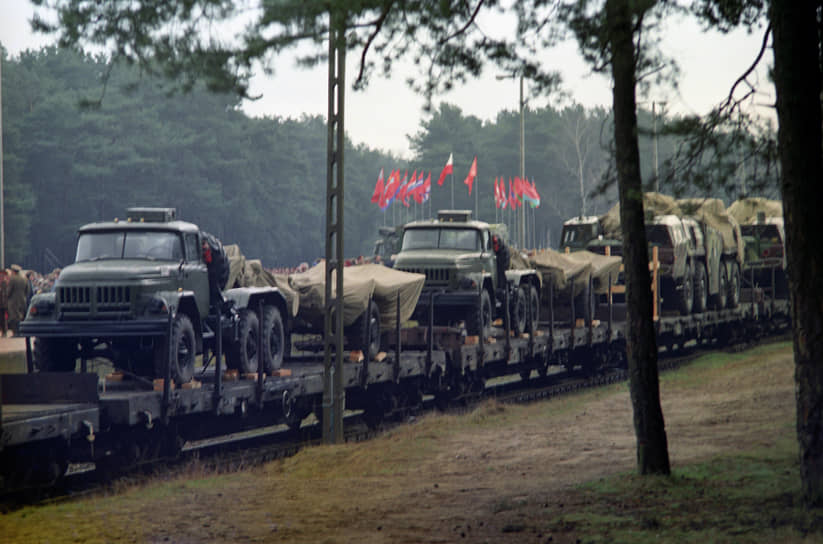 Боевые части Северной группы войск были выведены из Польши в период с мая по ноябрь 1992 года. Последние российские солдаты ушли из страны в сентябре 1993 года. Всего из Польши вывезли 46 тысяч военнослужащих, около 1 тысячи танков, 400 орудий и минометов, почти 450 самолетов и вертолетов