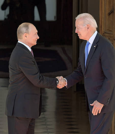 Президент России Владимир Путин (слева) и президент США Джо Байден 