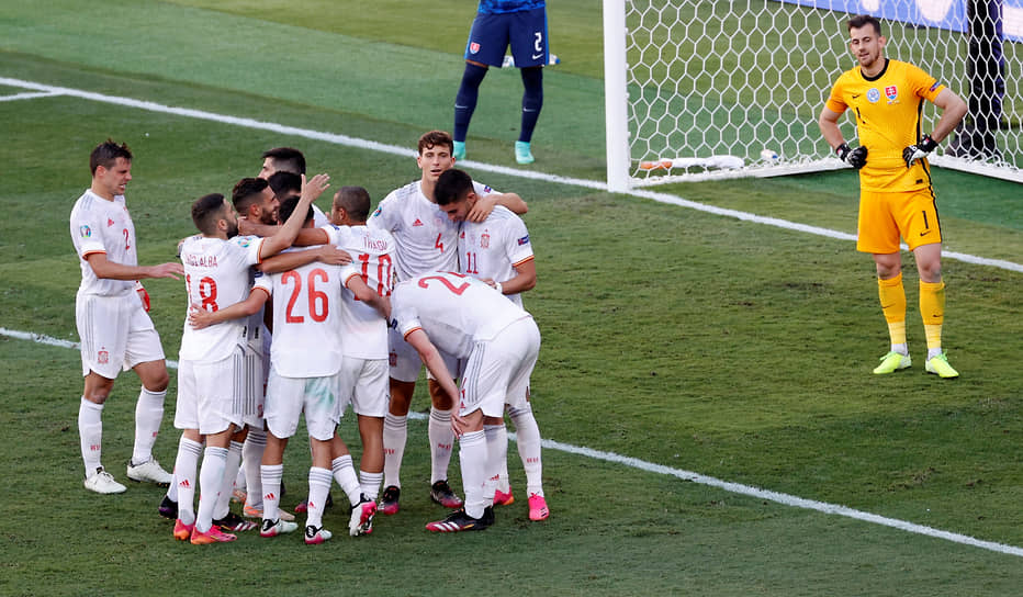 Игроки сборной Испании после автогола сборной Словакии