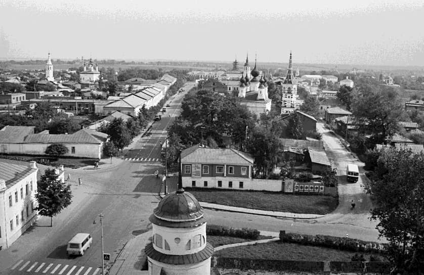 «Несмотря на тот факт, что только 18 000 туристов посетили Суздаль в прошлом году — капля в море по сравнению с числом посетивших другие достопримечательности — в Суздале начинает ощущаться «туристическая» атмосфера