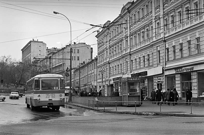 «Если найти такси порой бывает проблемой в Москве, то с трафиком проблем нет… Этой зимой на улице Горького стали возникать маленькие, любительские «пробочки» на минуту-другую. Но, по западным стандартам, машины редки. Доказательство этому — отсутствие необходимости в ограничениях на парковку и парковочных счетчиках и возможность сделать разворот даже на главных улицах». (The Boston Globe)