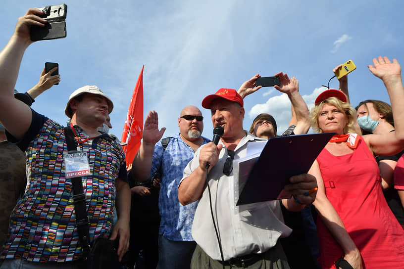 Депутат Госдумы Валерий Рашкин на митинге КПРФ против принудительной вакцинации 