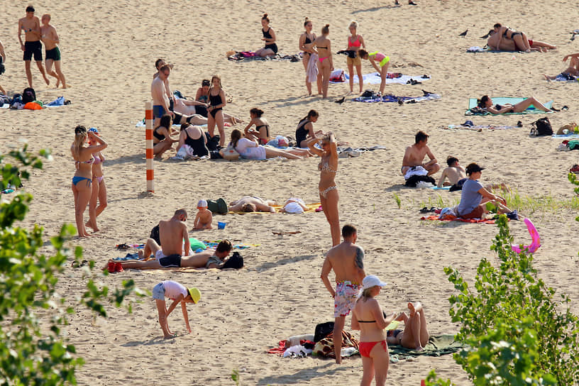В связи с жаркой погодой многие люди собирались на пляжах&lt;br>
На фото: пляж в Казани, 25 июня