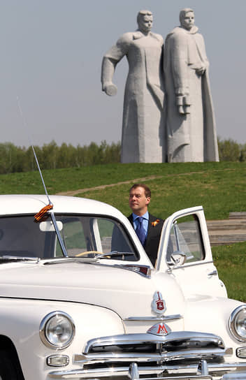 Появились ламповые указатели поворотов и стоп-сигналы. С 1949 года автомобили стали оснащать отопителем салона&lt;br>
На фото: президент России Дмитрий Медведев (2010 год)