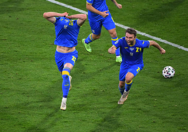 Игроки сборной Украины Артем Довбик и Александр Караваев после второго забитого гола