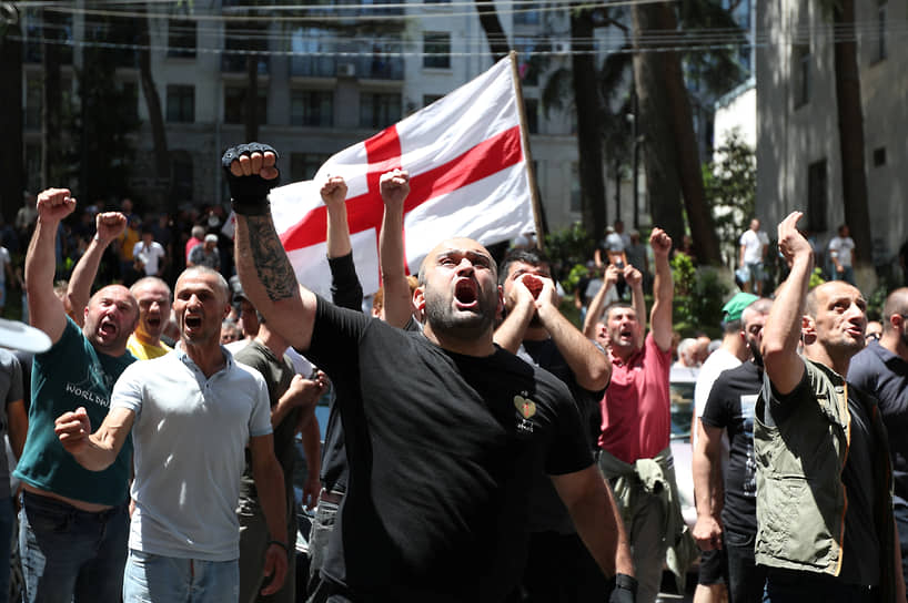 Протестующие против гей-парада в Тбилиси