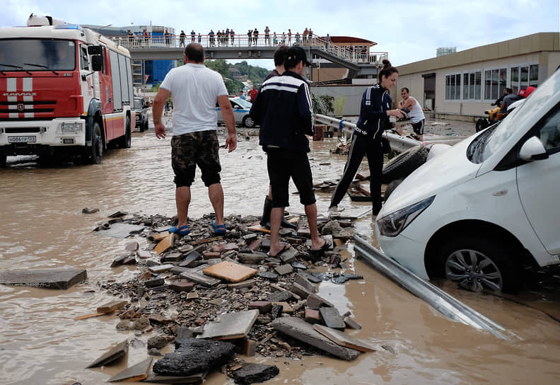 Прокуратура Краснодарского края ведет проверку обстоятельств гибели троих человек в результате наводнения