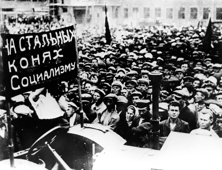 12 июля 1926 года на арбузном поле на северной окраине Сталинграда состоялась церемония торжественной закладки будущего тракторного завода. Через неделю умер революционер Феликс Дзержинский, и по просьбам трудящихся его имя было присвоено СТЗ&lt;br>
На фото: митинг в Сталинграде, посвященный строительству завода