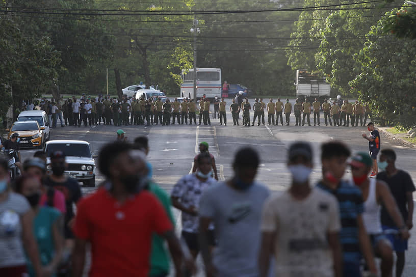 Демонстранты уходят от солдат армии, заблокировавших дорогу во время протестов