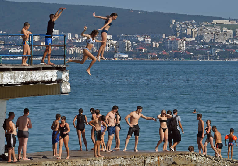 Геленджик, Россия. Отдыхающие прыгают в море в Краснодарском крае