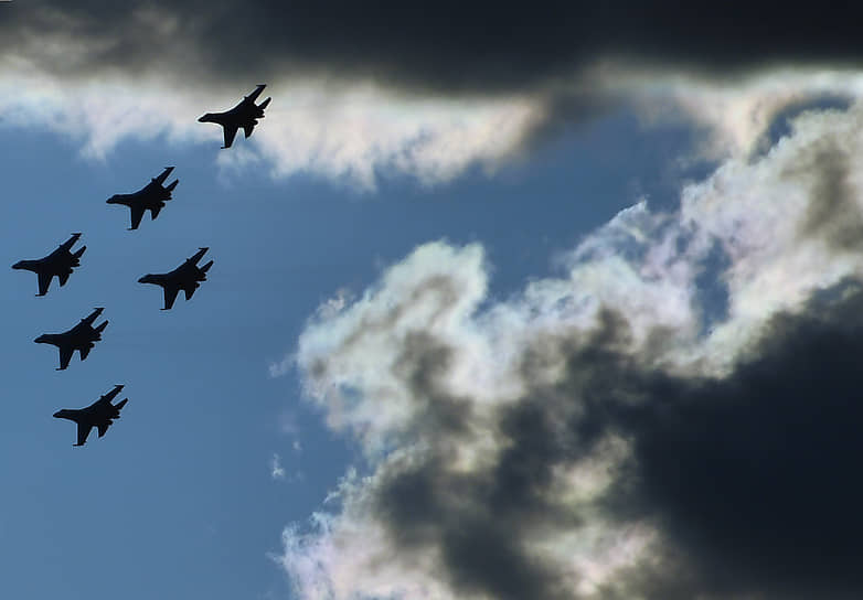 Истребители Су-35С пилотажной группы ВКС «Русские витязи» во время показательных полетов