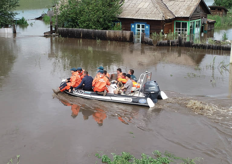 МЧС России работает на территории пострадавших от паводков районов
