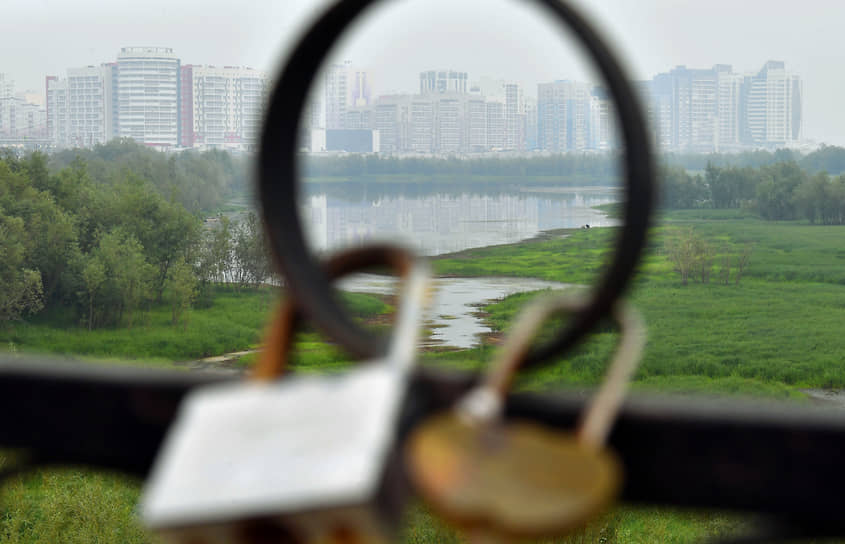 Якутск, Россия. Вид на город во время задымления от лесных пожаров 