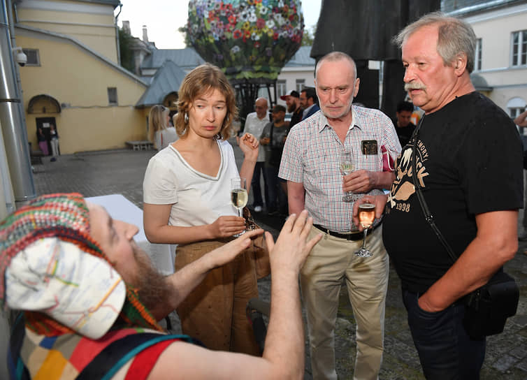 Художник Константин Худяков (справа) и искусствовед Леонид Бажанов (второй справа) на церемонии открытия мультижанровой выставки художника, музыканта и продюсера Стаса Намина в Московском музее современного искусства