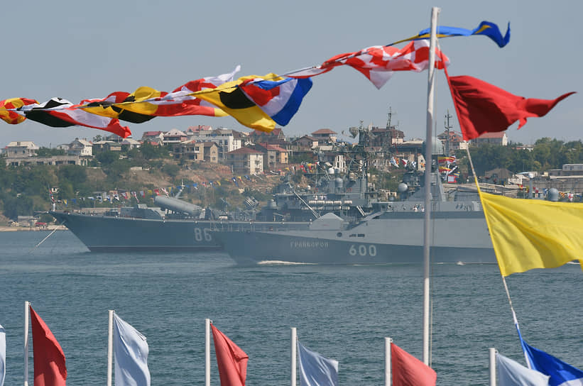 Парад кораблей прошел также в Севастопольской бухте&lt;br>
На фото: сторожевой корабль «Пытливый» (слева) и малый ракетный корабль «Грайворон»