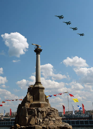 В небе над Севастополем, взлетая с аэродрома в северной части города, прошли 26 единиц авиационной техники из состава морской авиации Черноморского флота и объединения ВВС и ПВО Южного военного округа