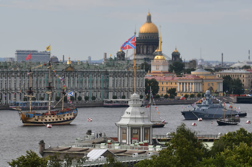 Для прохода кораблей были разведены Благовещенский и Дворцовый мосты