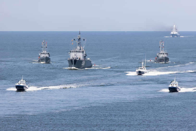 В военно-морском параде и военно-спортивном празднике было задействовано более 43 боевых кораблей, катеров, быстроходных лодок и судов обеспечения, более 20 единиц военной техники соединения морской пехоты, 14 самолетов и вертолетов морской авиации, а также около 1,3 тыс. военнослужащих