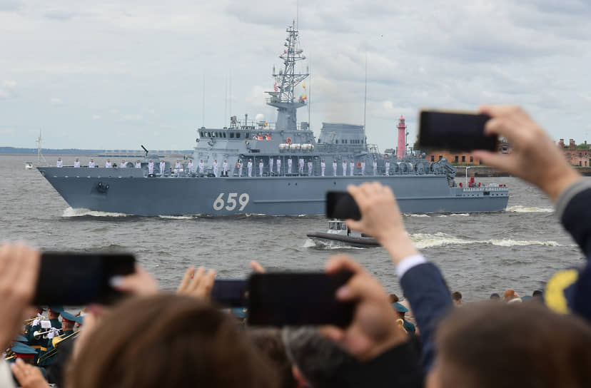 Зрители во время парада