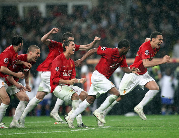 В 2008 году в борьбе за кубок Лиги чемпионов на стадионе сошлись «Манчестер Юнайтед» и «Челси». Антигероем той игры, не забившим решающий пенальти, стал капитан «Челси» Джон Терри, поскользнувшийся на мокром газоне «Лужников»