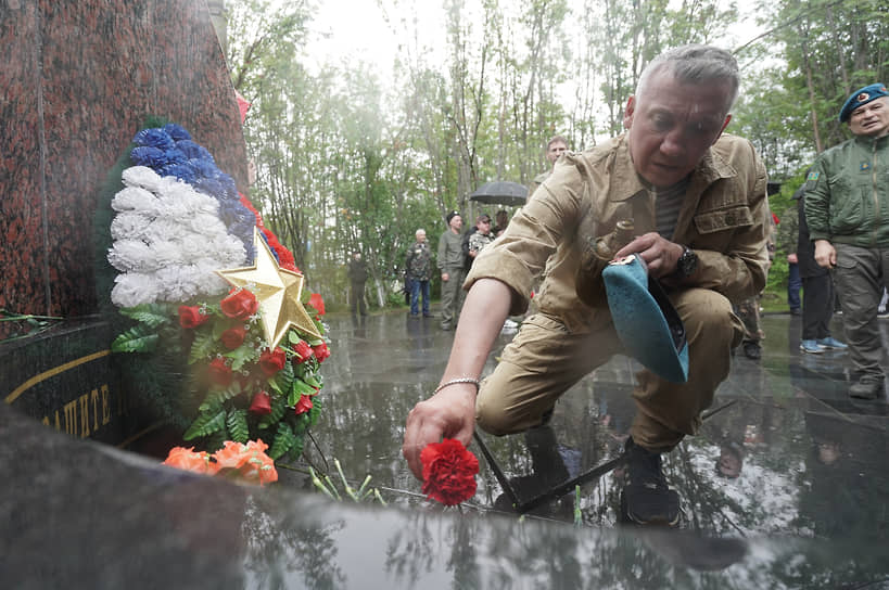 Возложение цветов к памятнику жителям Мурманска, погибшим при исполнении воинского долга и защите интересов Отечества