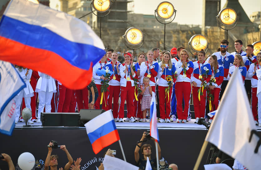 Российские спортсмены во время торжественной встречи на Красной площади